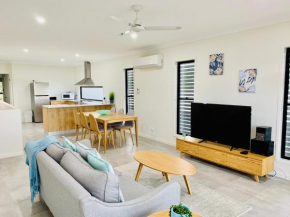 DAYDREAMING Airlie Beach, Water views & only 200m to boardwalk.